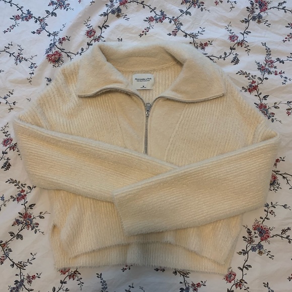 Fuzzy cream cropped sweat from Abercrombie. Size Medium. Barely worn - Picture 1 of 2